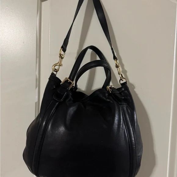 Gucci Black Leather Shoulder Bag with Gold GG Logo - Picture 2 of 8